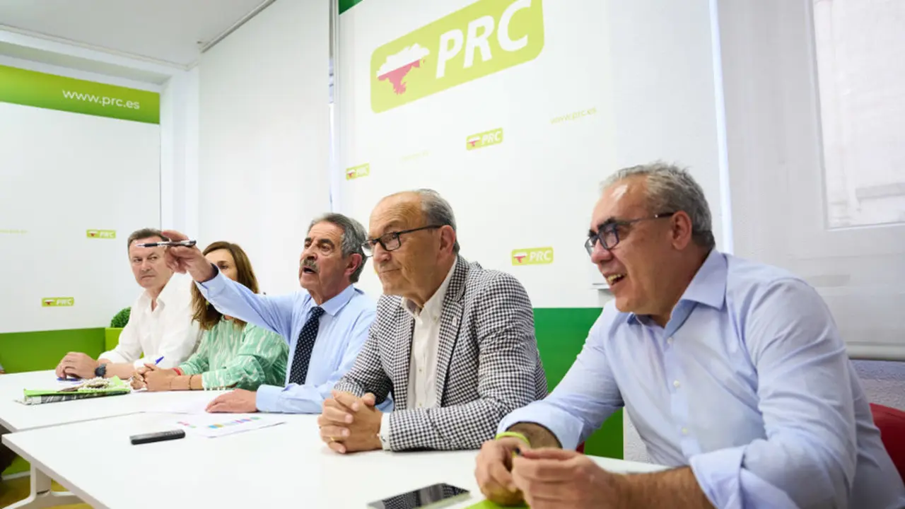El secretario general del PRC, Miguel Ángel Revilla, junto a los vicesecretarios, Guillermo Blanco, Paula Fernández y Javier López Marcano, y al portavoz parlamentario, Pedro Hernando