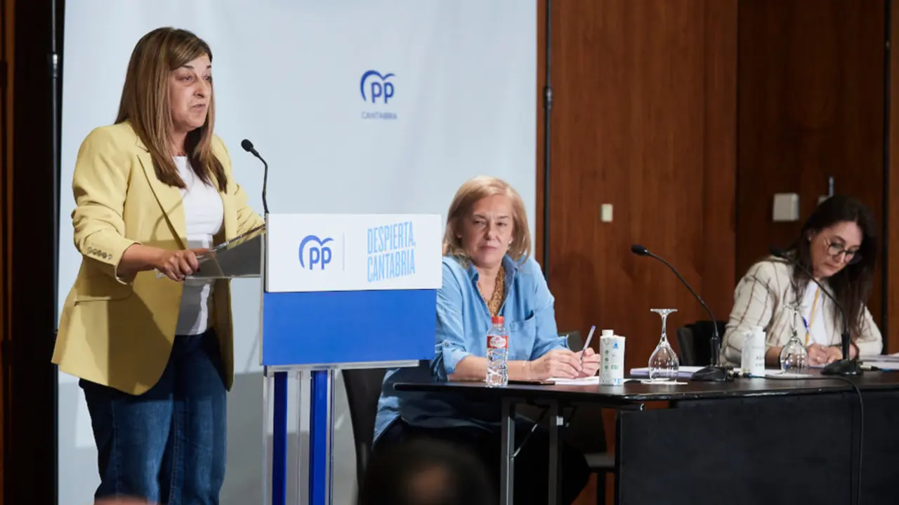 La presidenta del Partido Popular de Cantabria, María José Sáenz de Buruaga (i), y la secretaria general del PP de Cantabria, María José González Revuelta (c), durante la reunión de la Junta Directiva Regional del PP
