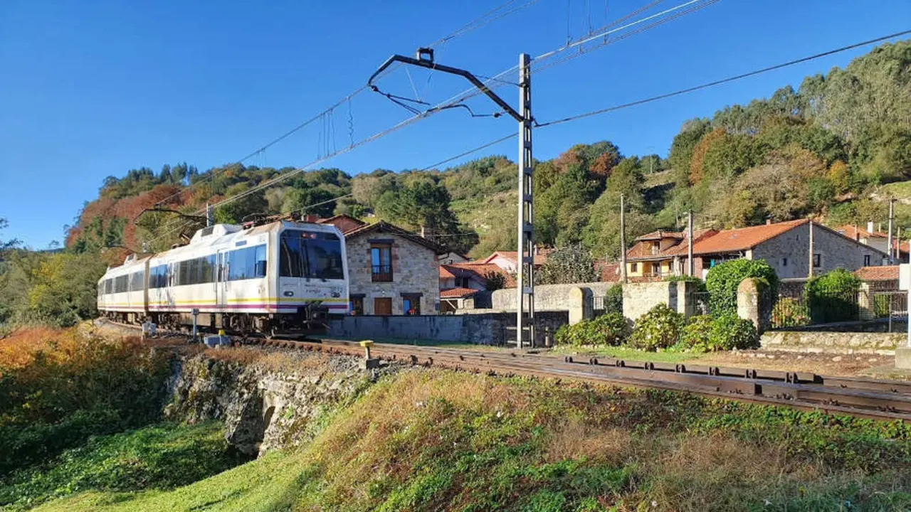 Tren a su paso por San Pedro de Rudagüera