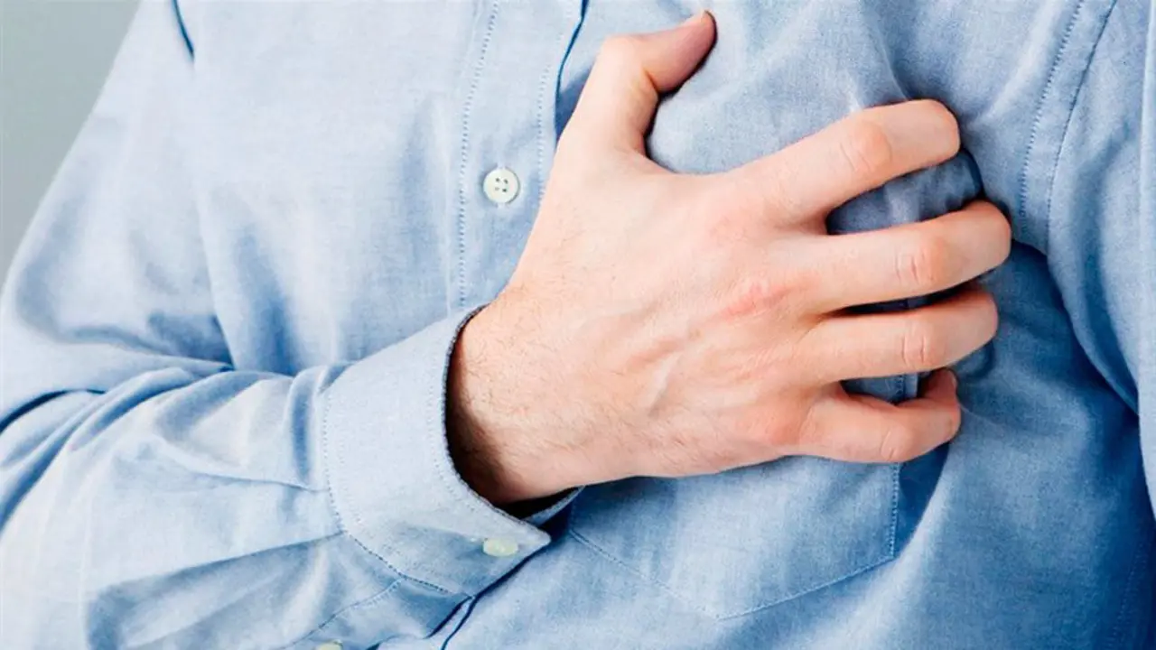 Un hombre se lleva la mano al pecho