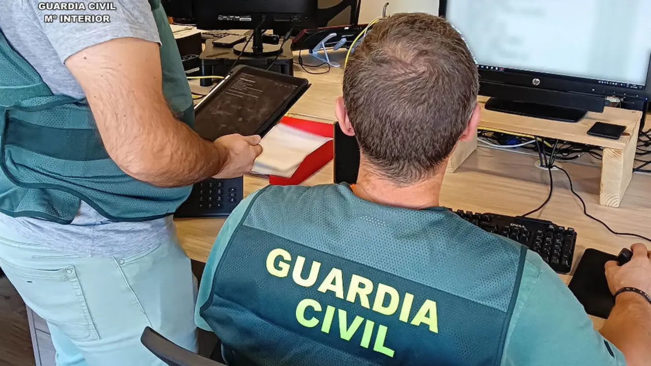 Especialistas en ciberdelincuencia de la Guardia Civil | Foto- GUARDIA CIVIL CANTABRIA