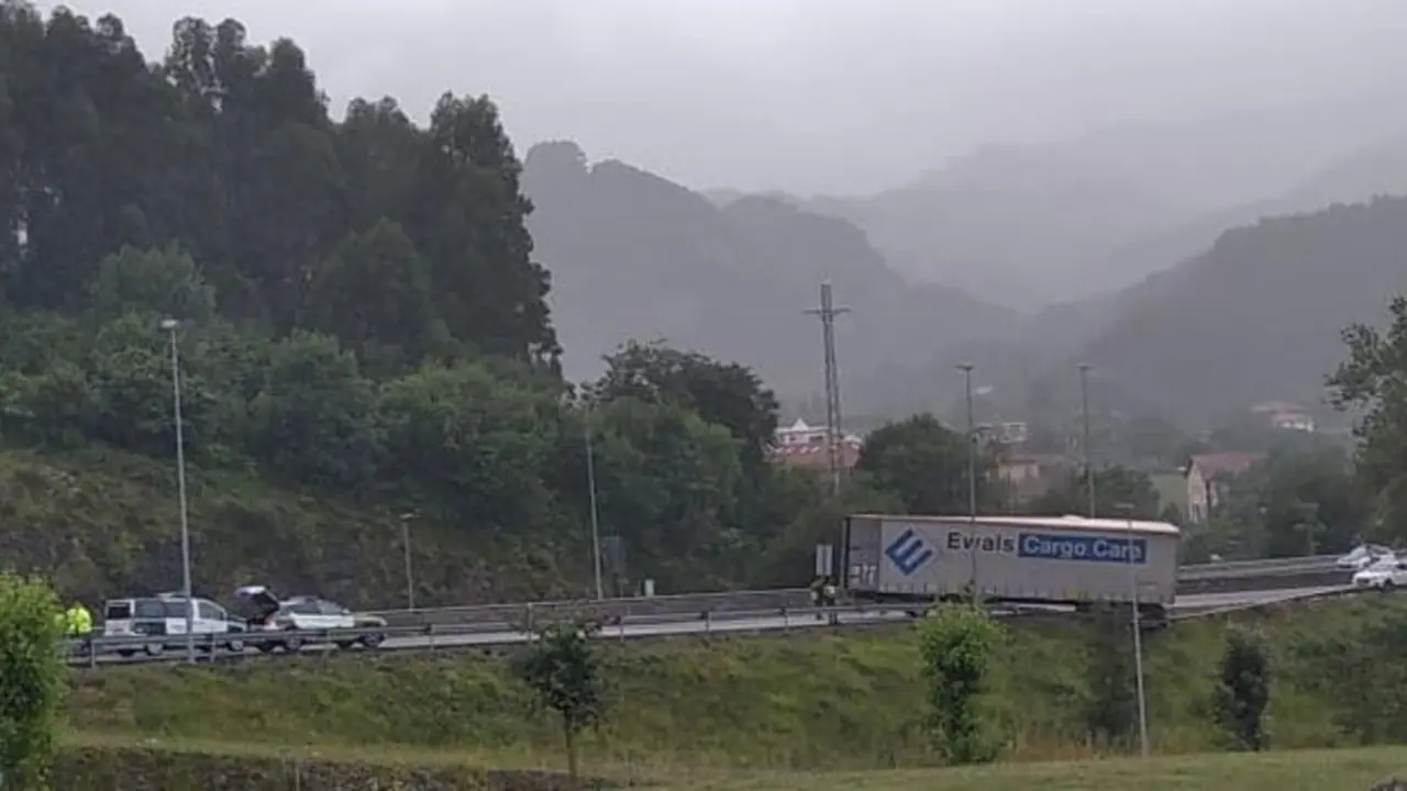 Accidente de cami&oacute;n en la A-8