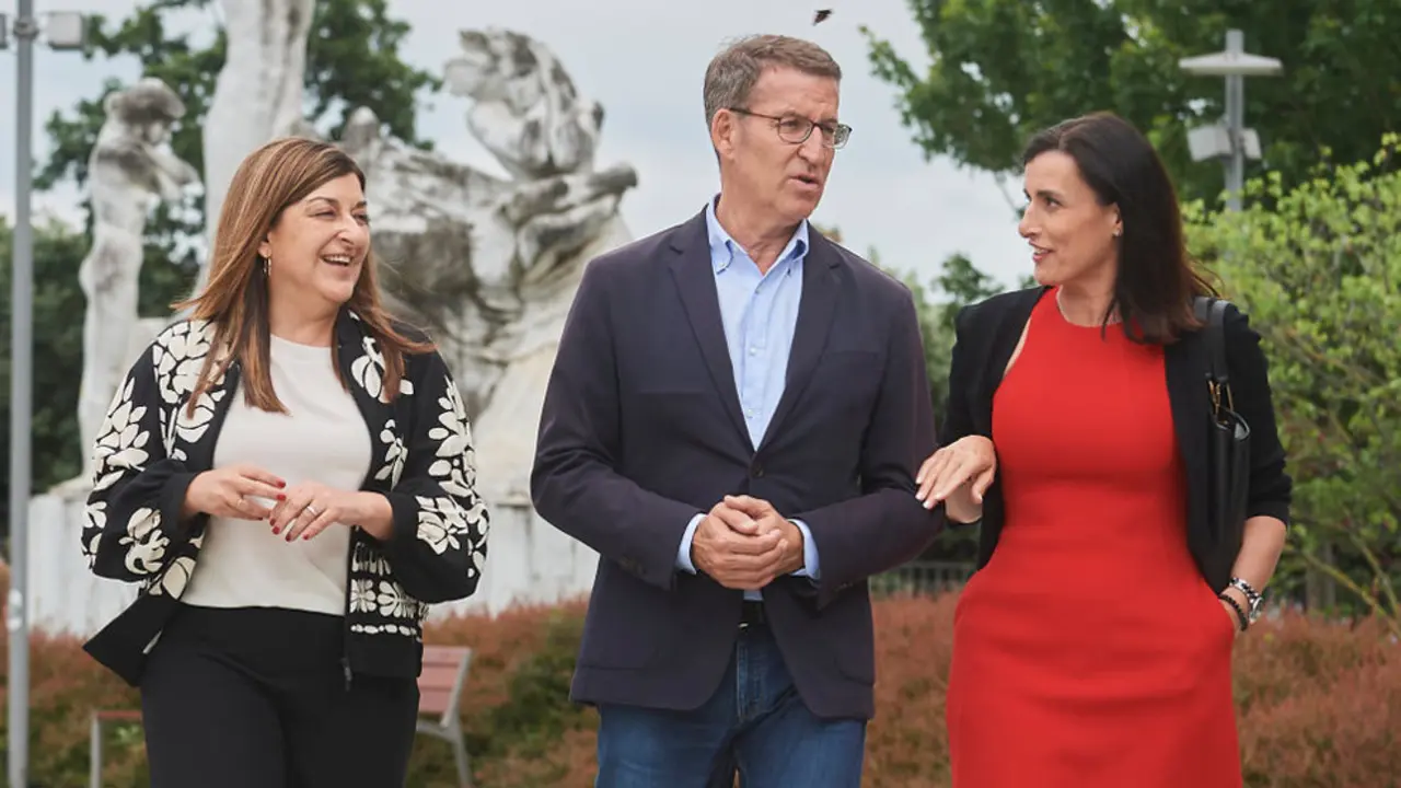 La presidenta del PP de Cantabria, Mar&iacute;a Jos&eacute; S&aacute;enz de Buruaga, el presidente del Partido Popular, Alberto N&uacute;&ntilde;ez Feij&oacute;o, y la alcaldesa de Santander, Gema Igual