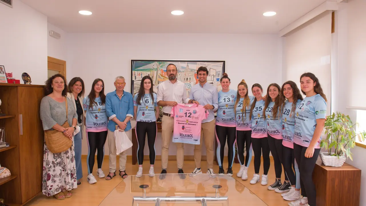 El alcalde de Torrelavega en funciones, Javier L&oacute;pez Estrada, recibe all Voleibol Torrelavega por su ascenso a Primera Nacional Femenina Torrelavega por su ascenso a Primera Nacional Femenina