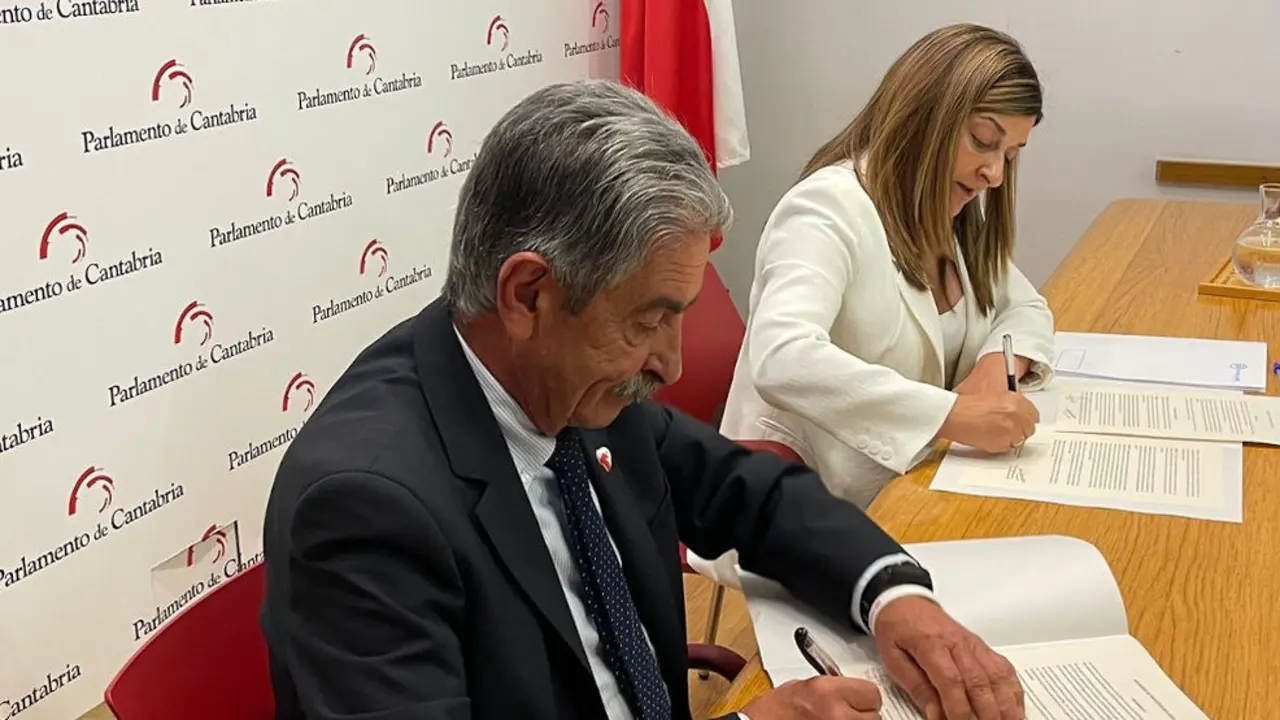 Miguel &Aacute;ngel Revilla y Mar&iacute;a Jos&eacute; Sa&eacute;nz de Buruaga firman la investidura de la 'popular'