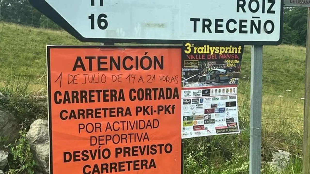 Se&ntilde;ales de tr&aacute;fico con un cartel de aviso sobre el rallye