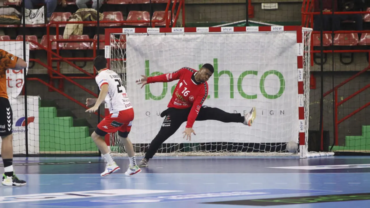 El portero del Bathco BM Torrelavega, Elcio Carvalho, ir&aacute; cedido al Frigor&iacute;fico Morrazo