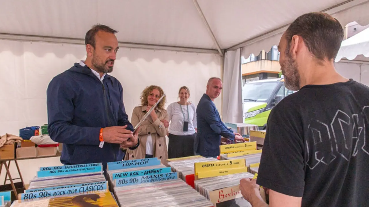 El alcalde, Javier L&oacute;pez Estrada, en la Feria del Vinilo de Torrelavega