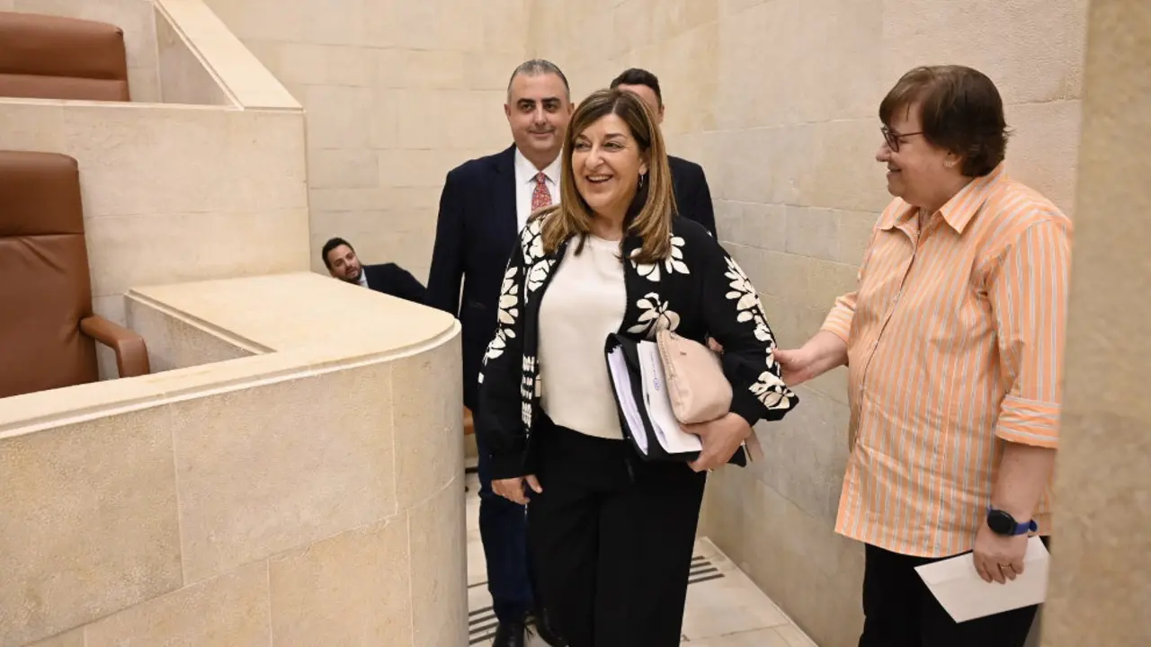 La l&iacute;der del PP, Mar&iacute;a Jos&eacute; S&aacute;enz de Buruaga, a su llegada al Parlamento en la segunda sesi&oacute;n del debate para su investidura como presidenta