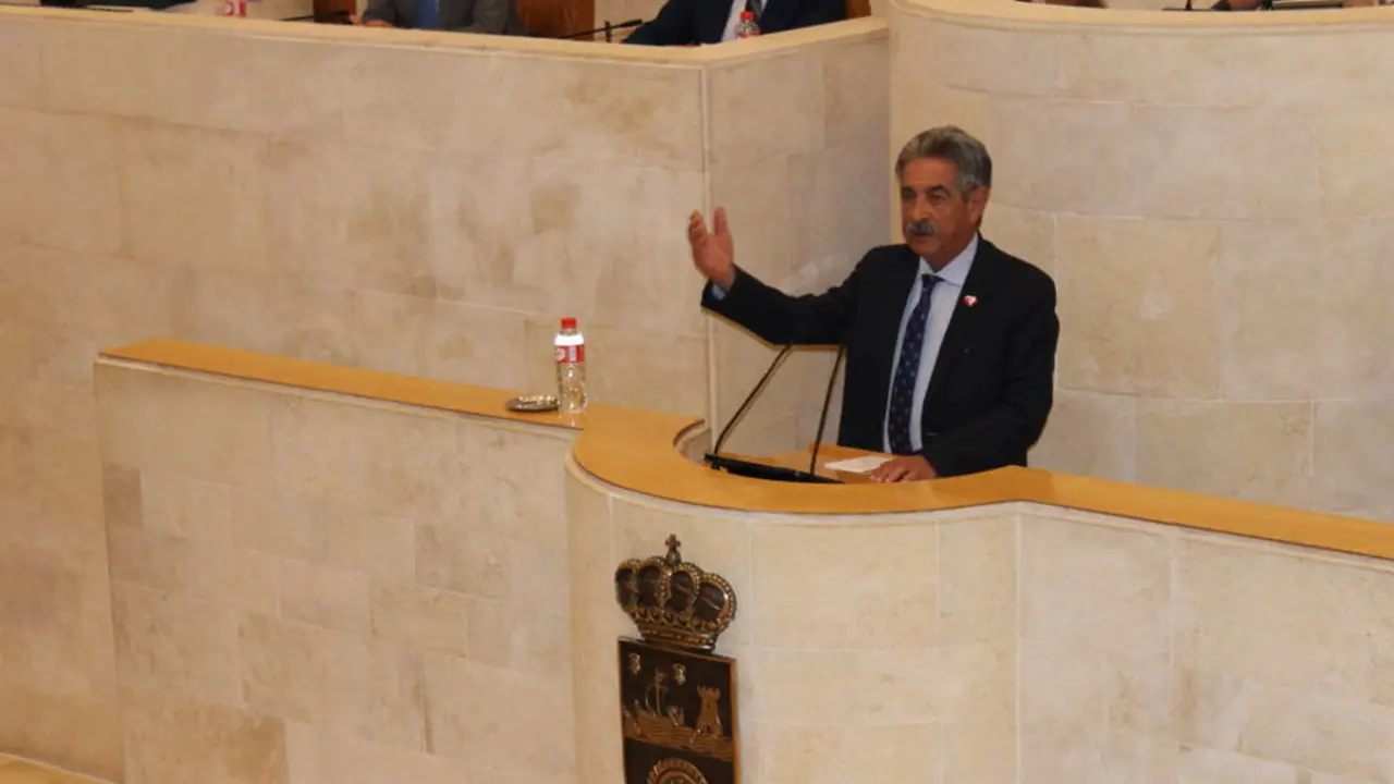 Miguel &Aacute;ngel Revilla durante su intervenci&oacute;n en el debate de investidura | Foto- edc