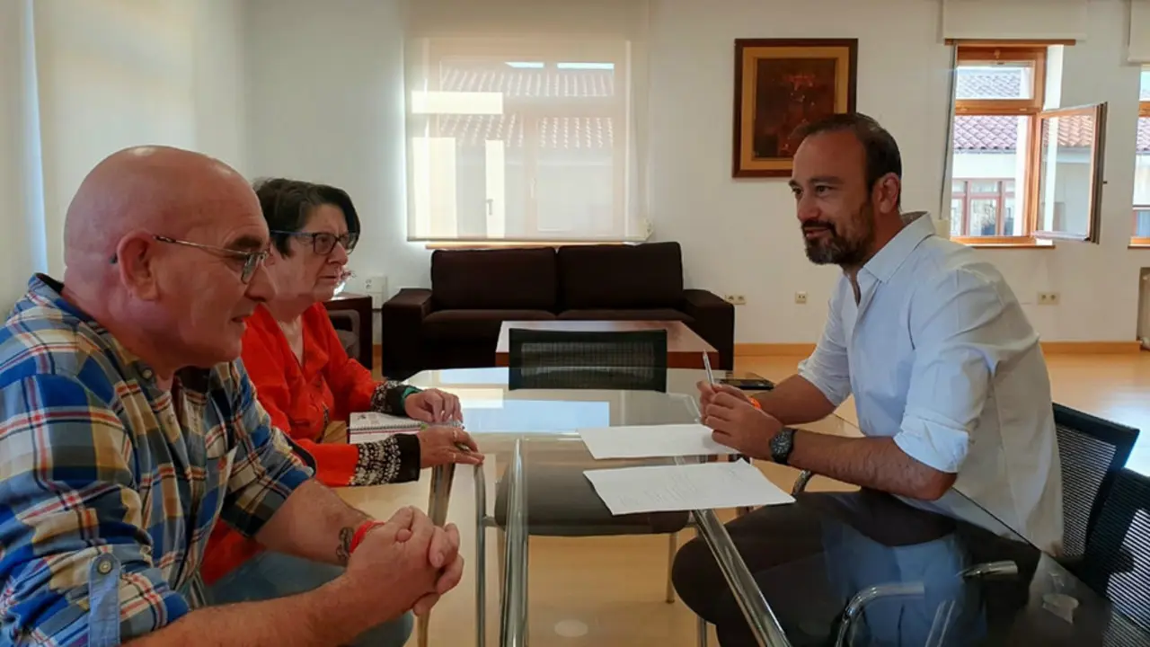 El alcalde, Javier L&oacute;pez Estrada, reunido con los representantes de la Uni&oacute;n Vecinal, Montse P&eacute;rez y Alberto del Olmo