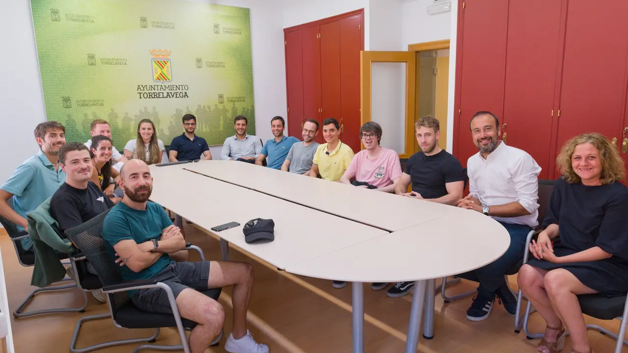 El alcalde, Javier L&oacute;pez Estrada, y la concejala de Festejos, Patricia Portilla, junto a los miembros de la pe&ntilde;a 'Los Patroners'