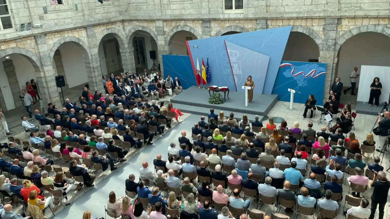 La nueva presidenta de Cantabria en su toma de posesi&oacute;n | Foto- edc