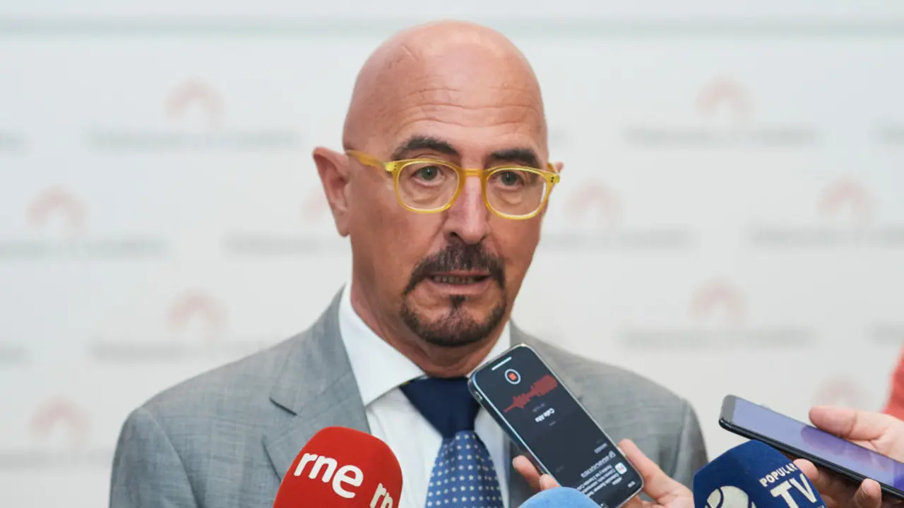 El consejero de Salud del Gobierno de Cantabria, C&eacute;sar Pascual, atiende a medios tras el acto de toma de posesi&oacute;n de los nuevos consejeros del Gobierno de Cantabria