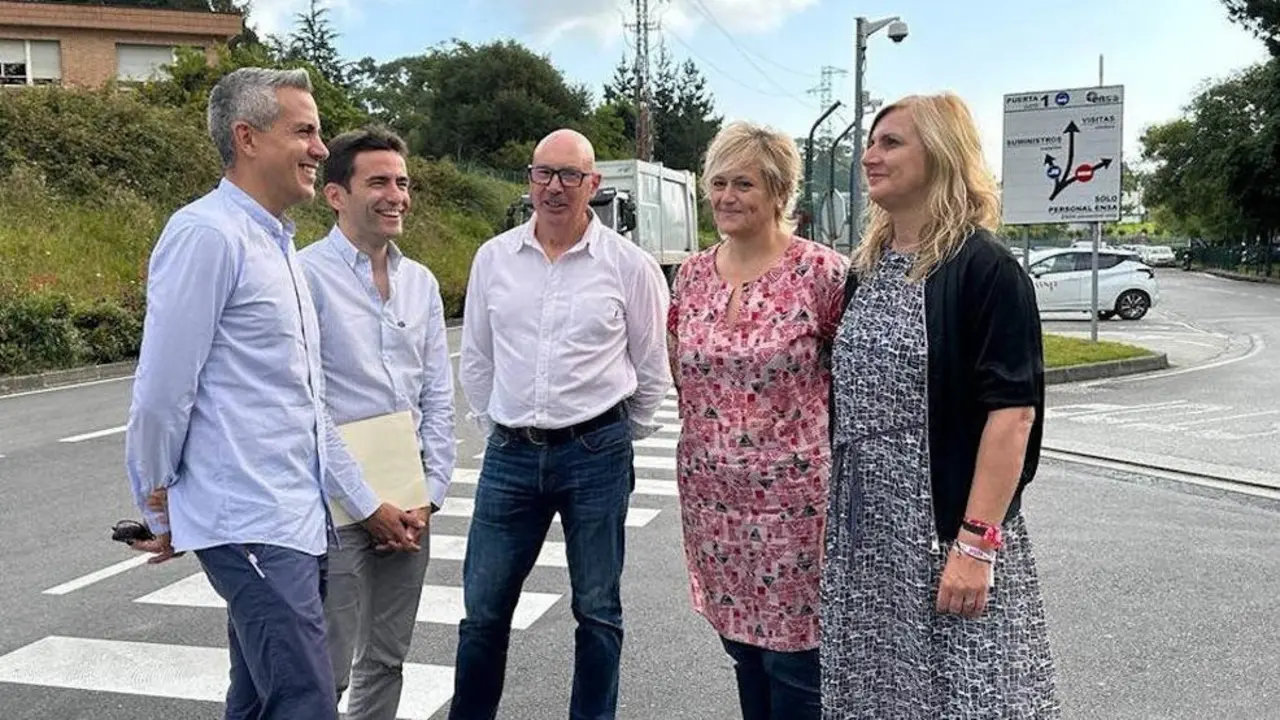 Zuloaga y Casares y miembros del PSC-PSOE junto a Equipos Nucleares ENSA