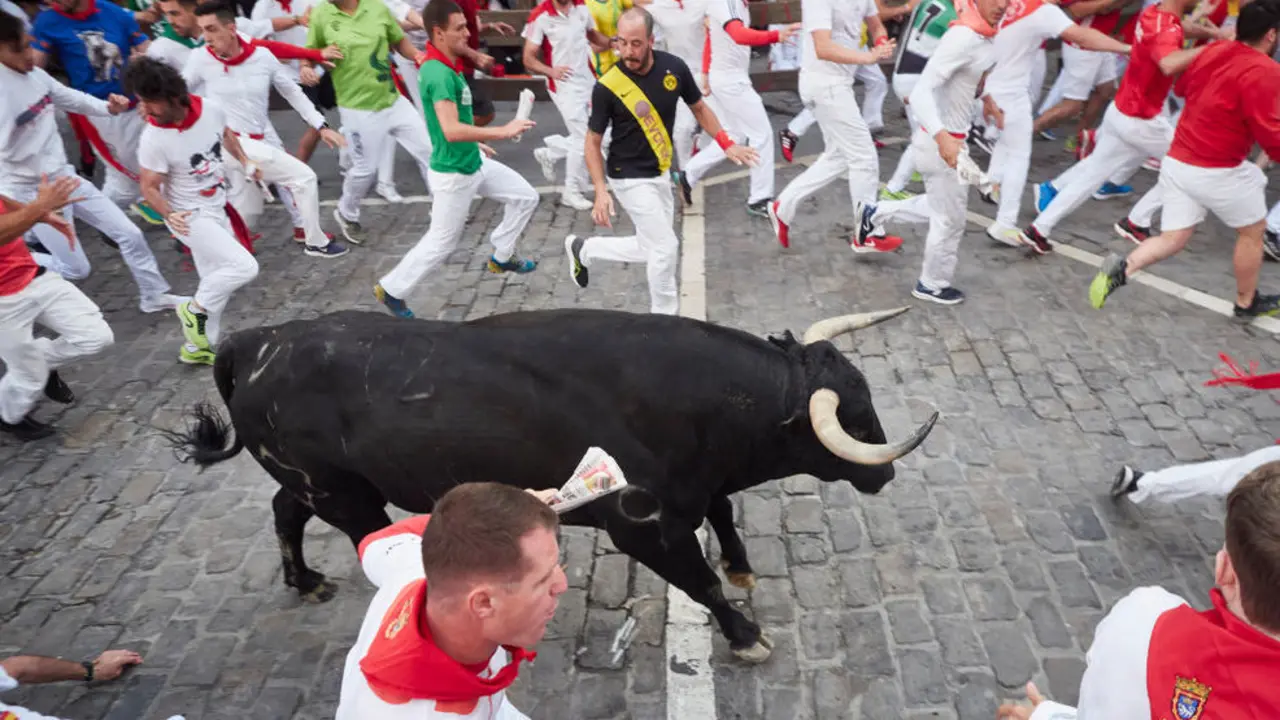  Un toro durante el sexto encierro de las fiestas de San Ferm&iacute;n 2023