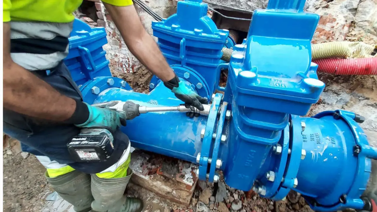 Nuevas v&aacute;lvulas en la red de abastecimiento de la calle Juli&aacute;n Ceballos