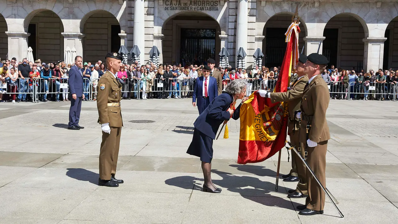 Archivo - Una mujer jura bandera en Santander en 2022