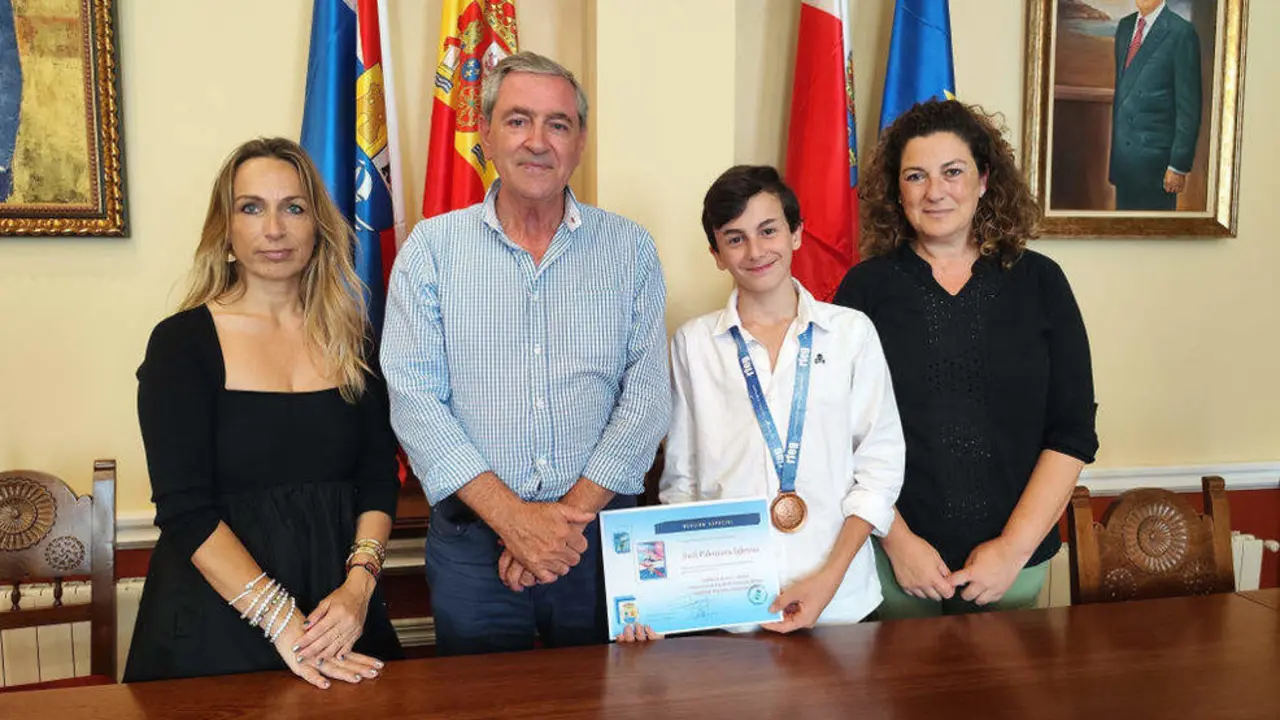 Sa&uacute;l Palomera, entre el alcalde, Andr&eacute;s Ruiz, y la concejala de Deportes, Ana Santiago, acompa&ntilde;ados por la entrenadora Sonia Cotera