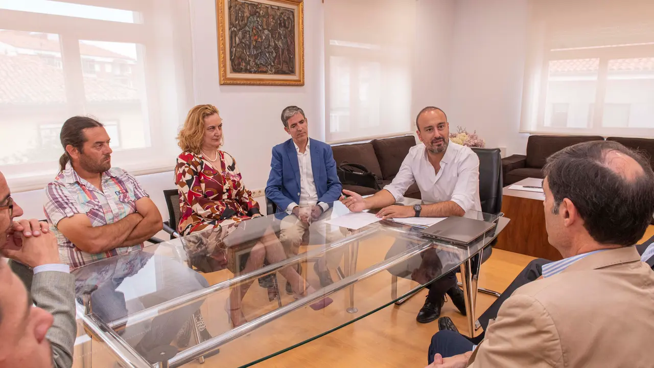 El alcalde, Javier L&oacute;pez Estrada, recibe al nuevo Comit&eacute; Ejecutivo de la C&aacute;mara de Comercio de Torrelavega