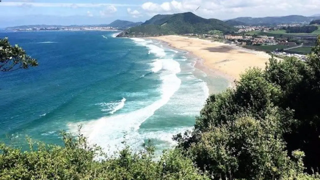Playa de Berria, en Santo&ntilde;a