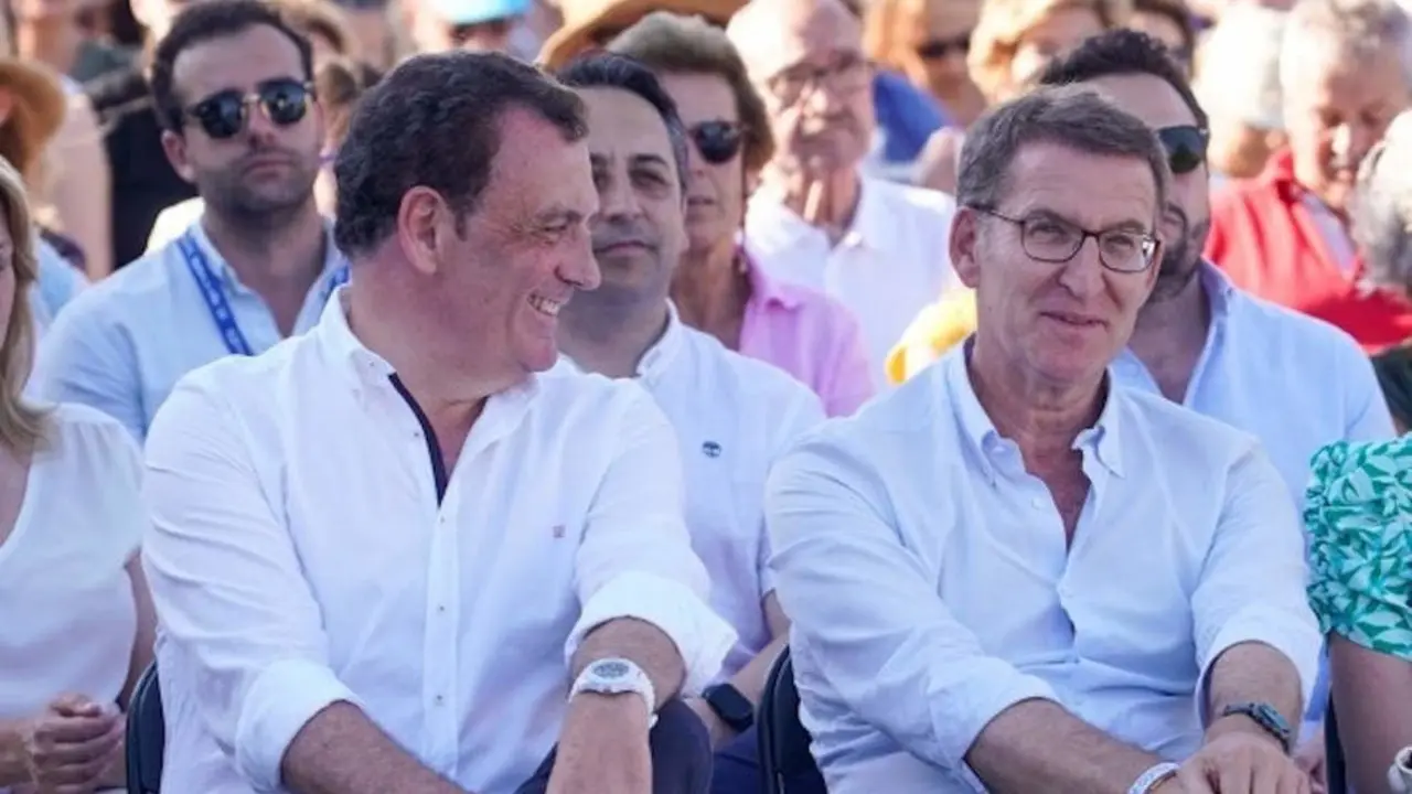 El candidato n&uacute;mero uno al Congreso de los Diputados por el PP de Cantabria, F&eacute;lix de las Cuevas, junto al presidente del PP y candidato a la presidencia del Gobierno de Espa&ntilde;a, Alberto N&uacute;&ntilde;ez Feij&oacute;o