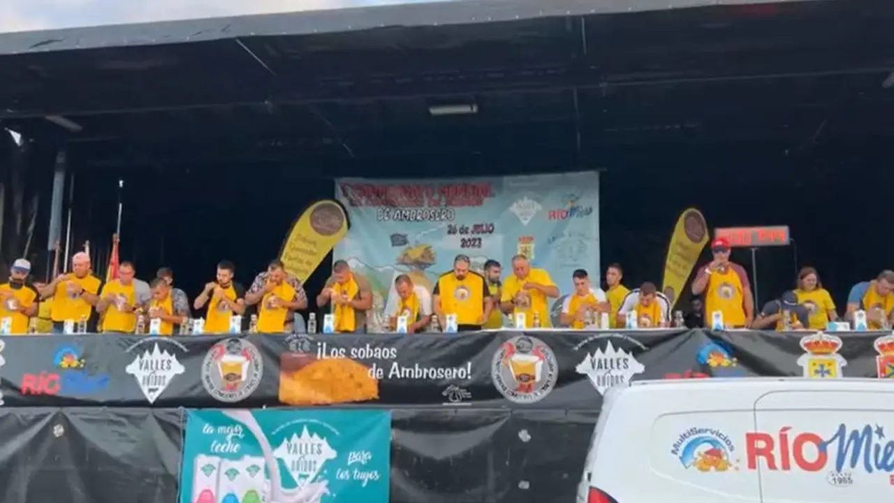 Participantes en el II Campeonato Mundial de Comedores de Sobaos de Ambrosero