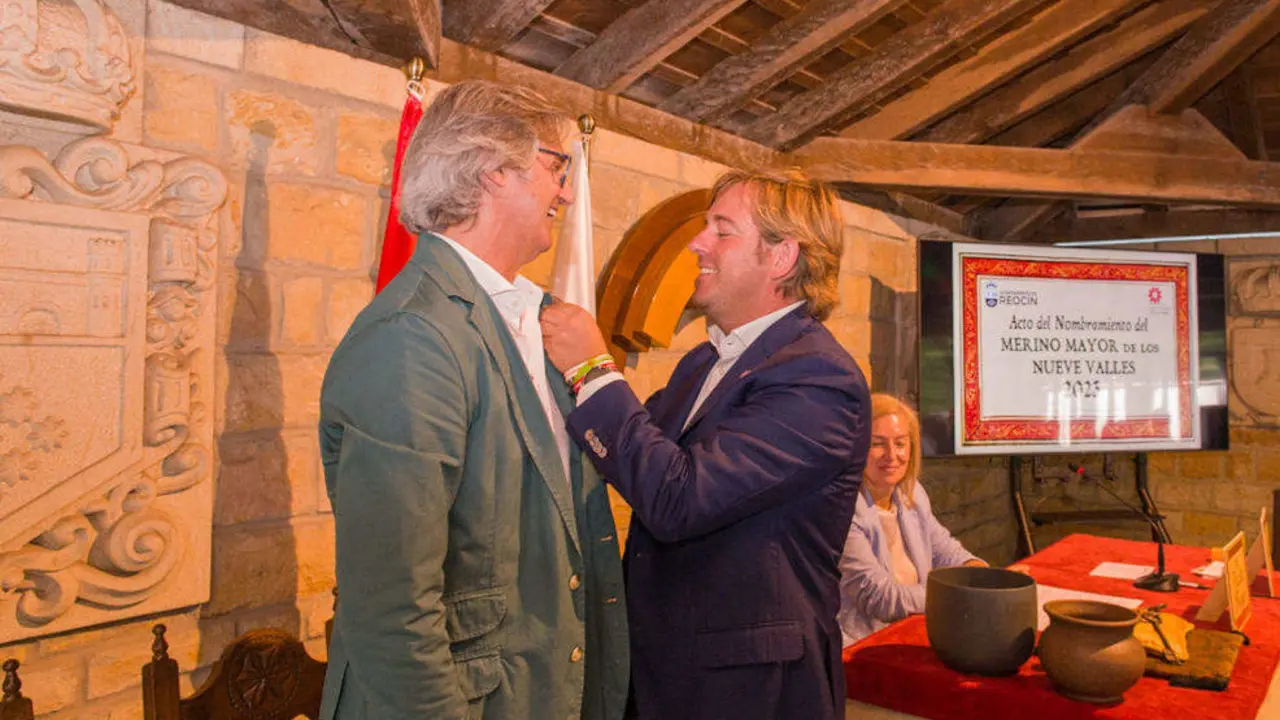 Poty recibiendo el galard&oacute;n por parte del alcalde de Reoc&iacute;n, Pablo Diestro