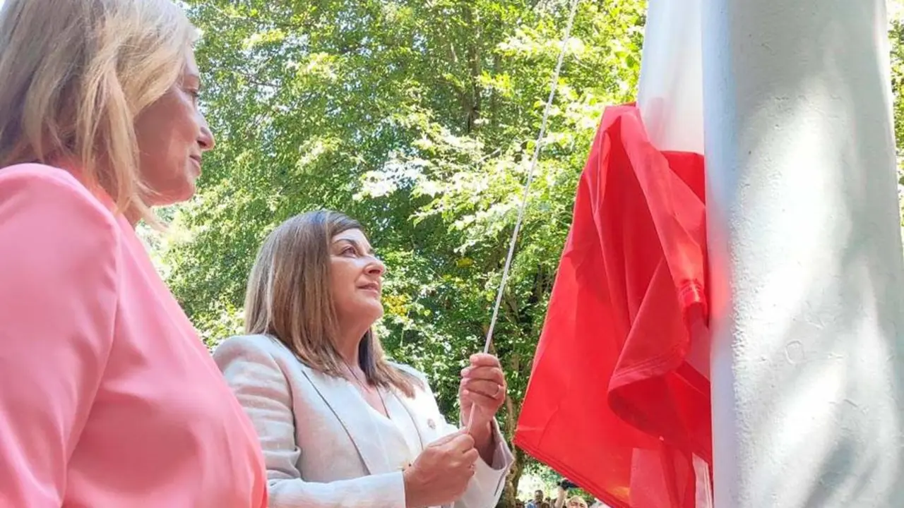 La presidenta de Cantabria, Mar&iacute;a Jos&eacute; S&aacute;enz de Buruaga, iza la bandera de Cantabria durante el D&iacute;a de las Instituciones | Foto- edc