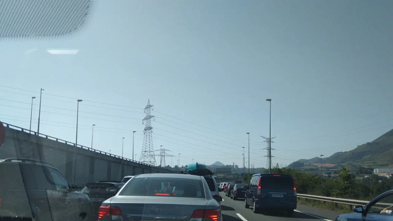 Retenciones A-8, sentido Cantabria | Foto de archivo