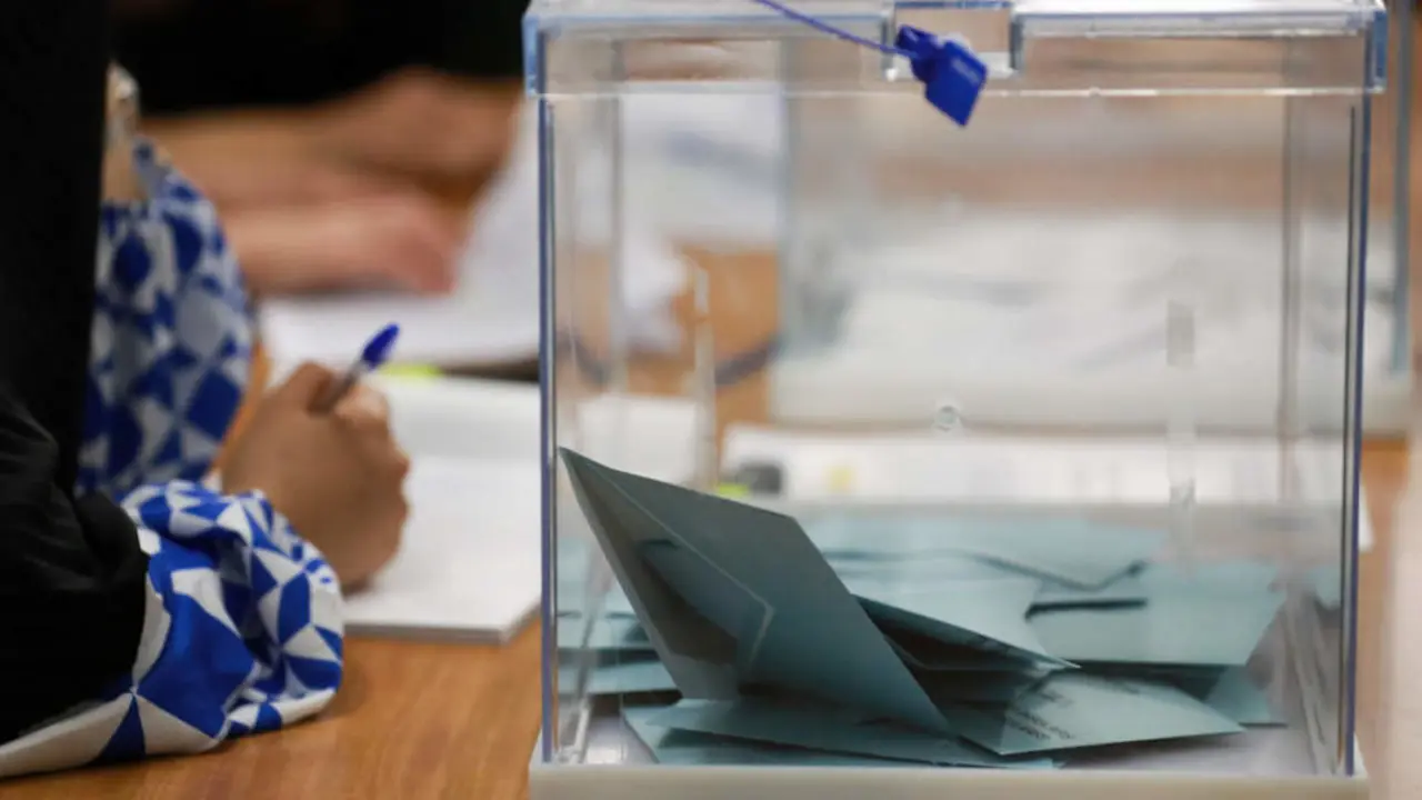 Una urna con papeletas electorales