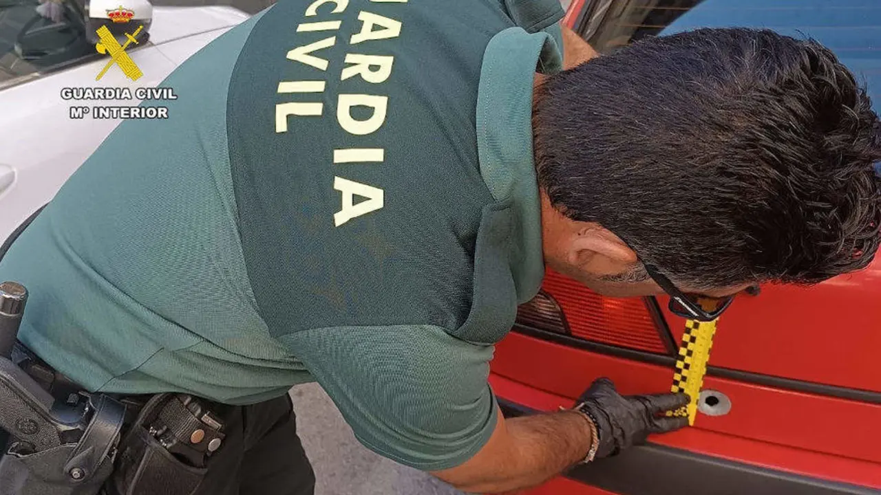 Imagen de la bala que impact&oacute; en el veh&iacute;culo