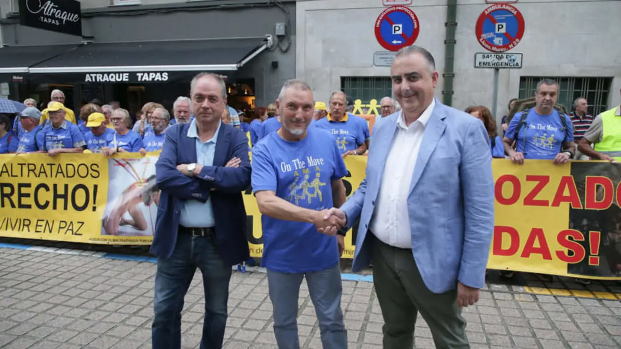 Imagen de la concentraci&oacute;n de AMA en la sede del Gobierno