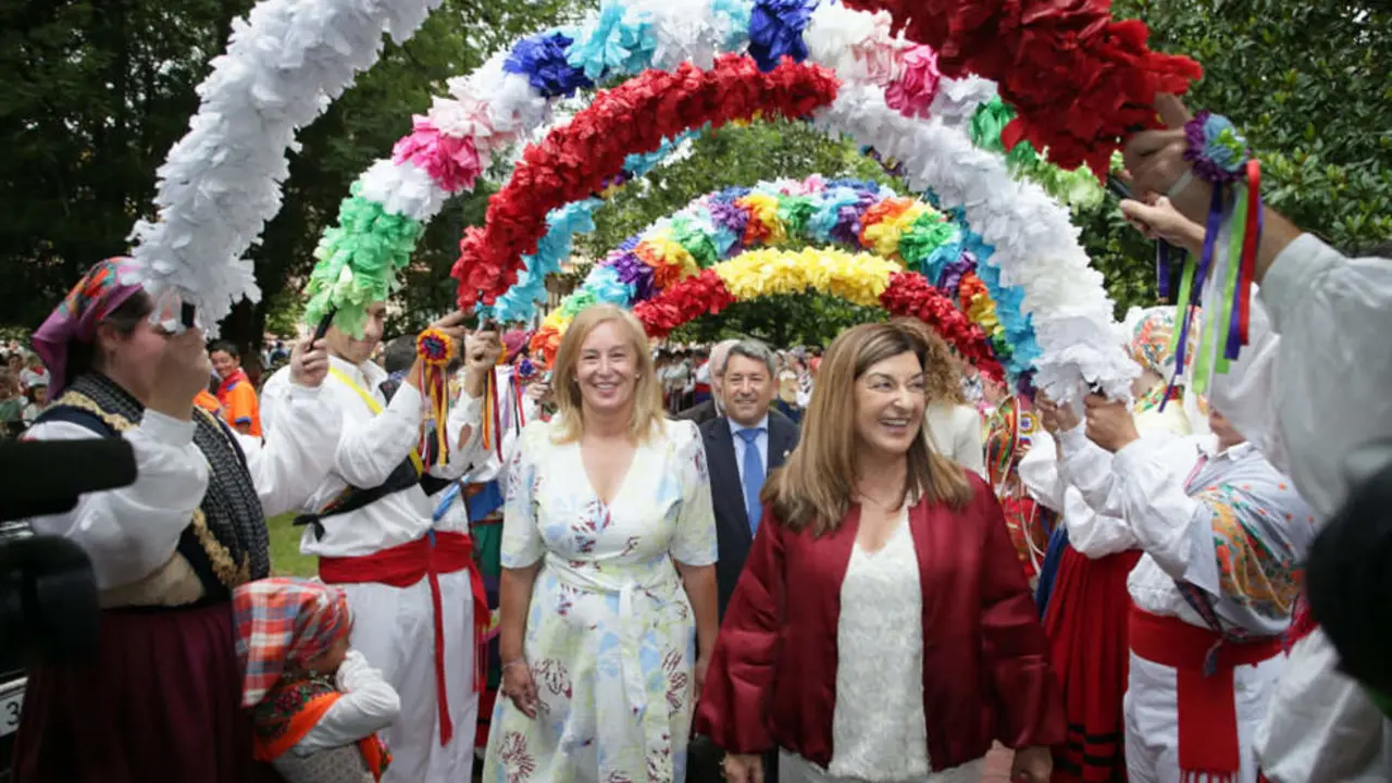 La presidenta de Cantabria, Mar&iacute;a Jos&eacute; S&aacute;enz de Buruaga, junto a la presidenta del Parlamento, Mar&iacute;a Jos&eacute; Gonz&aacute;lez Revuelta, en el D&iacute;a de Cantabria