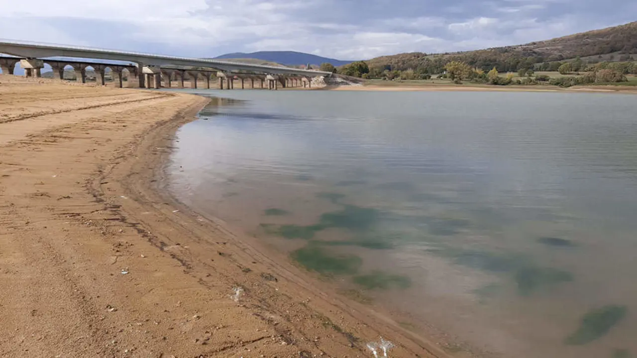 Pantano del Ebro en la zona de Orzales