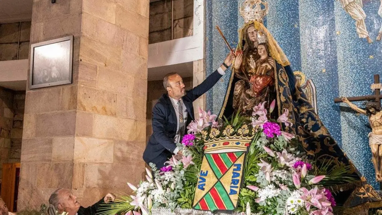 El alcalde de Torrelavega, Javier L&oacute;pez Estrada, entrega el bast&oacute;n de mando del municipio a la Virgen Grande