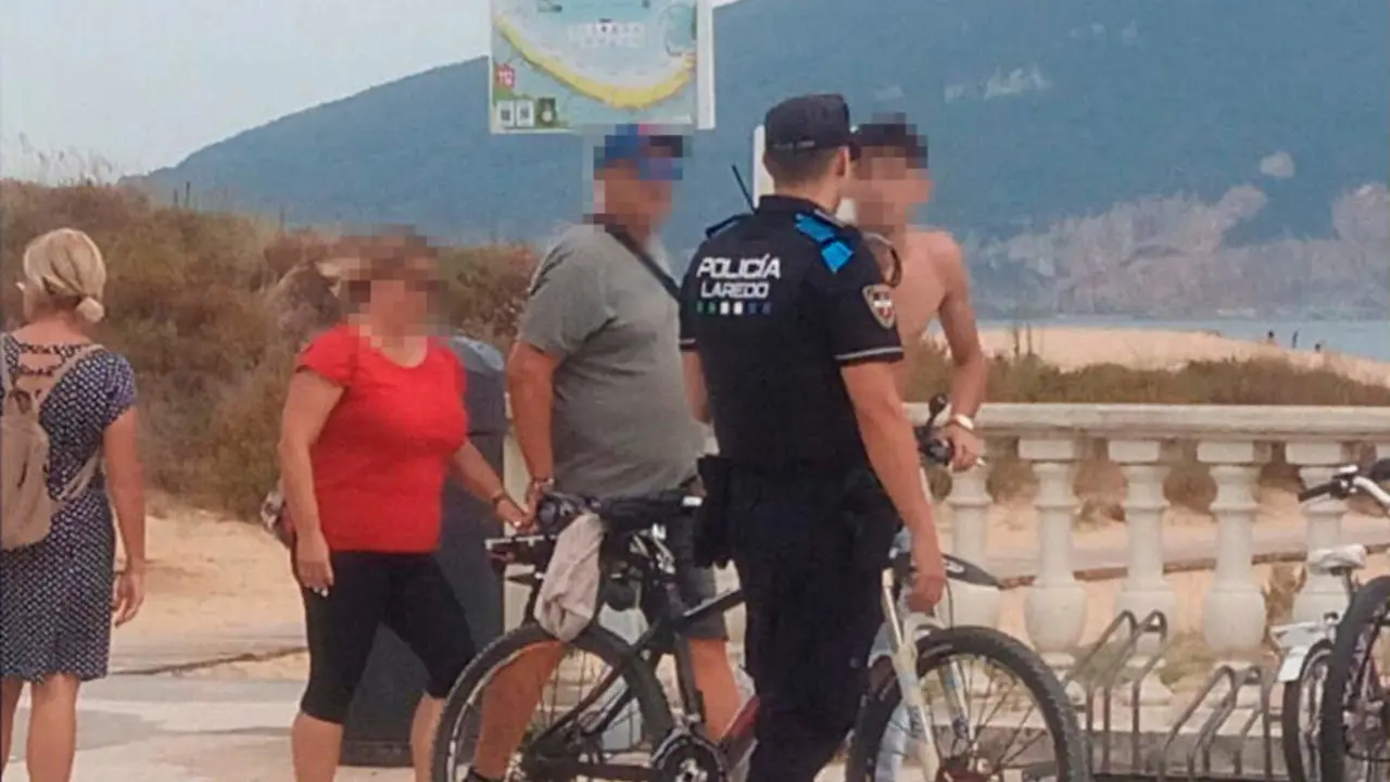 La Polic&iacute;a Local informa de la prohibici&oacute;n de circulaci&oacute;n de las bicicletas y VMP por lo que hasta el momento se utilizaba como %22carril bici%22 en Laredo | Foto- Polic&iacute;a Local de Laredo