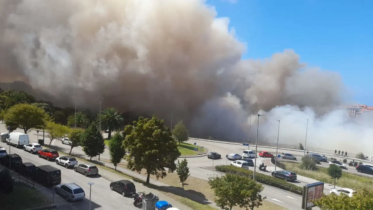 Incendio de matorral y plumero en la Vaguada de Las Llamas