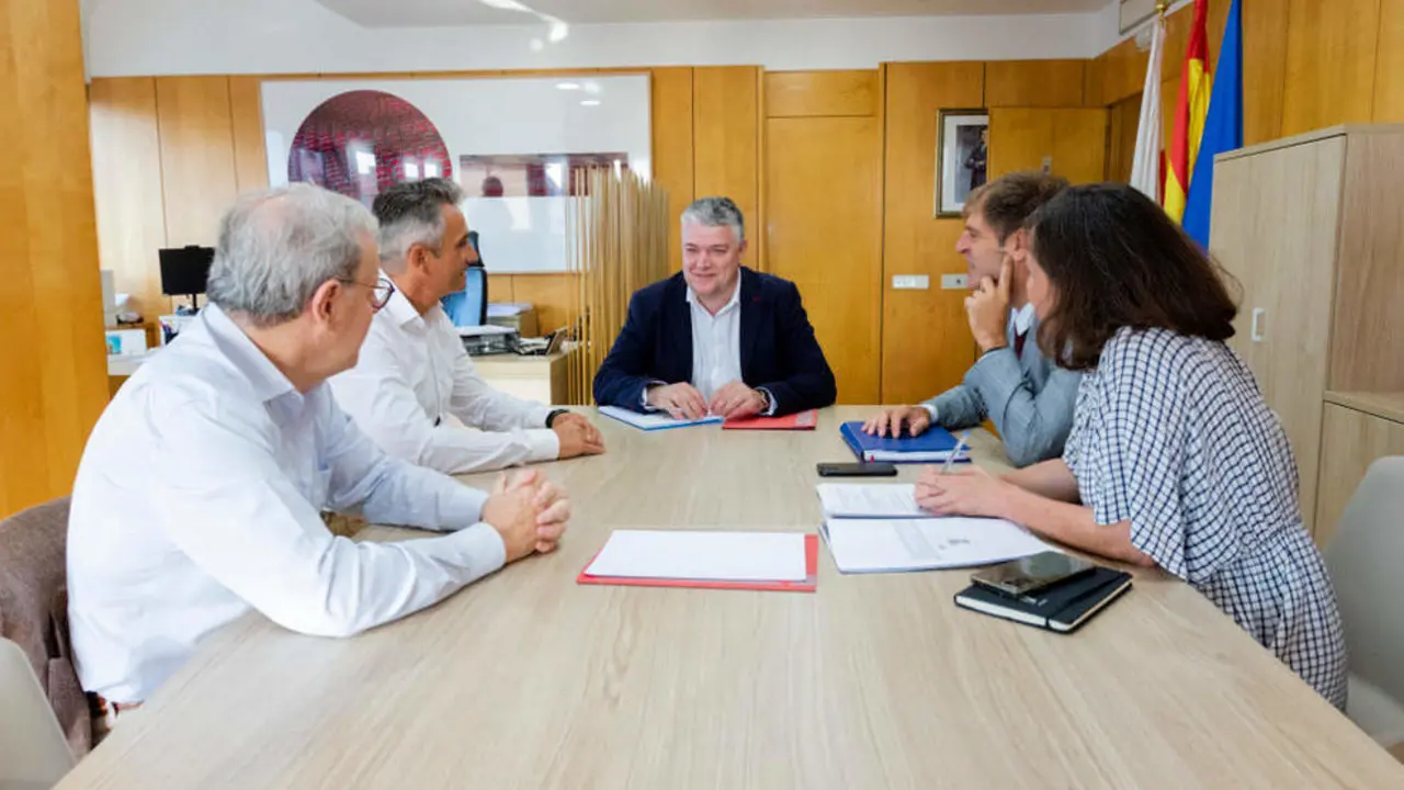 El consejero de Econom&iacute;a, Hacienda y Fondos Europeos, Luis &Aacute;ngel Ag&uuml;eros, se re&uacute;ne con la CEOE