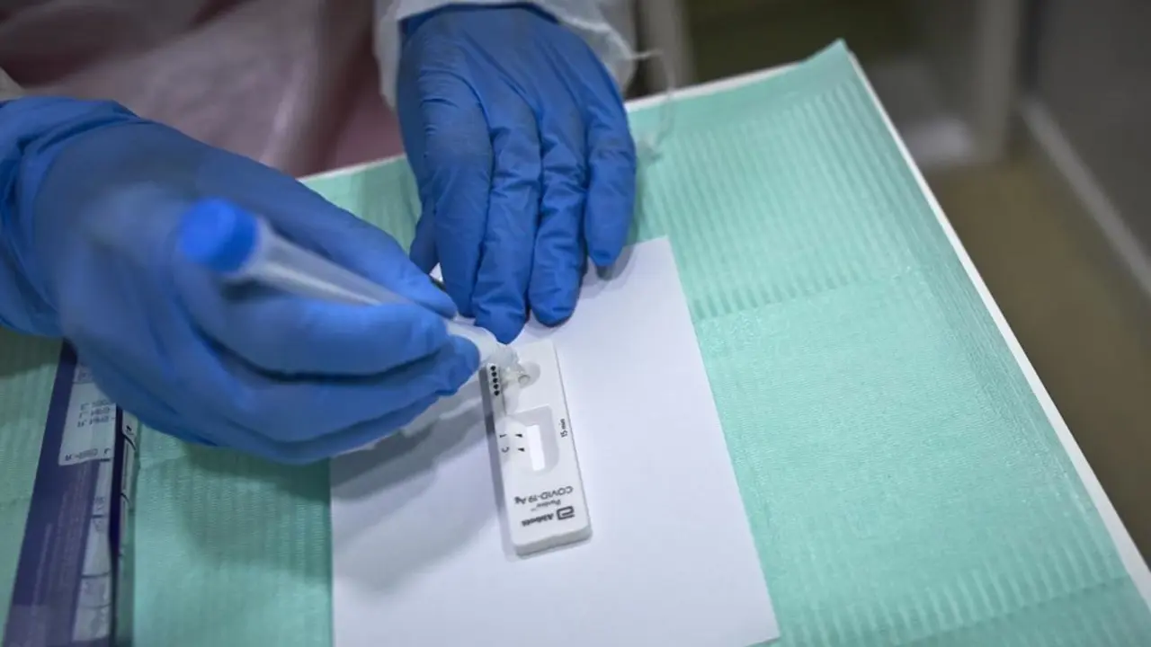 Una farmac&eacute;utica comprueba si la persona a la que le ha realizado el test de ant&iacute;genos es positiva o negativa por Covid-19