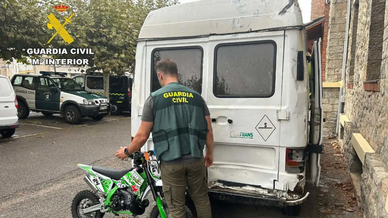 Furgoneta robada empleada en dos alunizajes en naves de Parbay&oacute;n y Los T&aacute;nagos y un ciclomotor sustra&iacute;do en uno de ellos