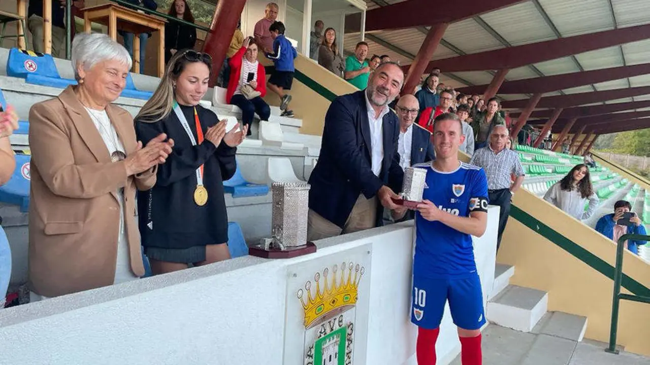 Athenea del Castillo, homenajeada en Galicia | Foto- Racing Club Villalb&eacute;s