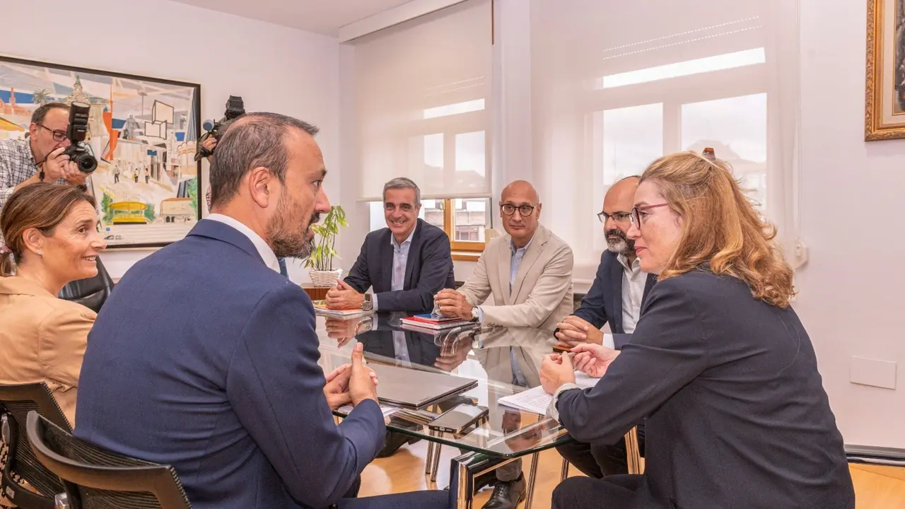 La consejera de Cultura, Turismo y Deporte, Eva Guillermina Fern&aacute;ndez, y el alcalde de Torrelavega, Javier L&oacute;pez Estrada, en una reuni&oacute;n entre representantes del Ayuntamiento y la Consejer&iacute;a