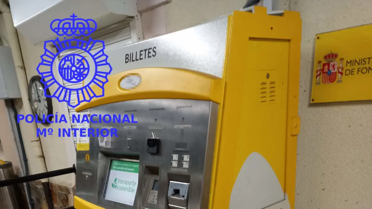 Cajero dispensador de billetes de tren en la estaci&oacute;n de Torrelavega
