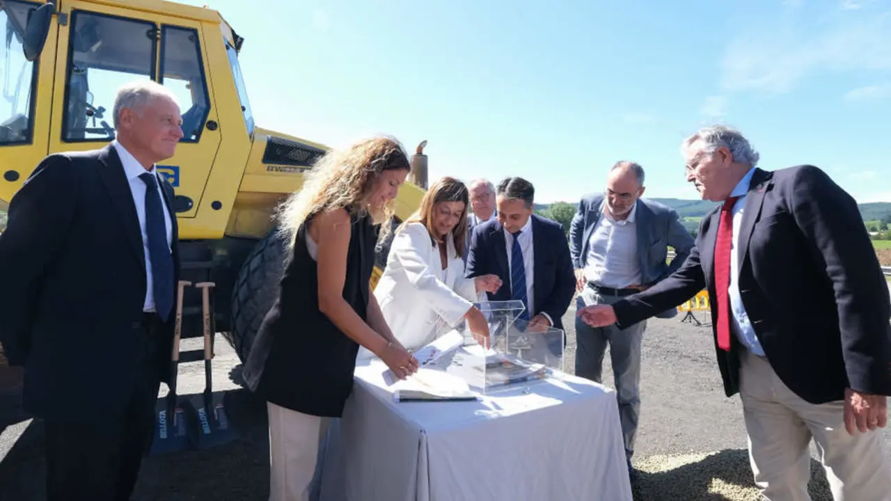 La delegada del Gobierno, Ainoa Qui&ntilde;ones, y la presidenta de Cantabria, Mar&iacute;a Jos&eacute; S&aacute;enz de Buruaga (segunda y tercera por la izda., respectivamente) en el acto de puesta de la primera piedra del centro log&iacute;stico de La Pasiega