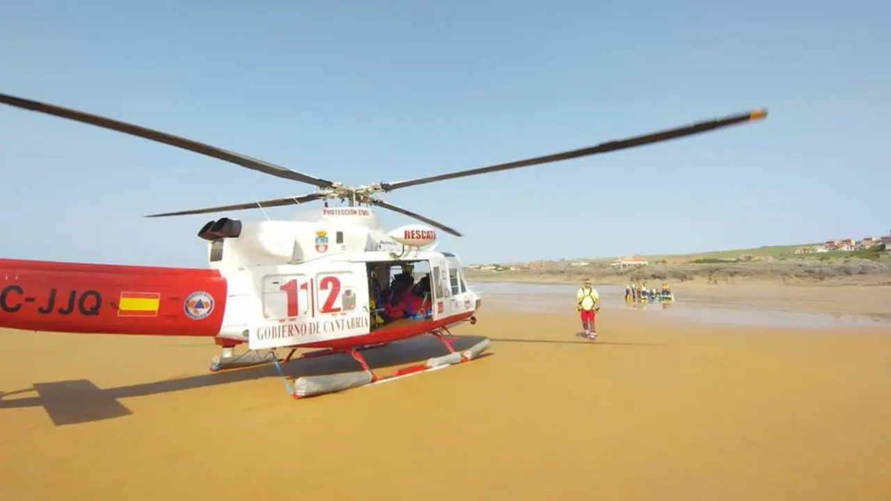 El helic&oacute;ptero del Gobierno de Cantabria acude al rescate de un ba&ntilde;ista en la playa de Cuberris, en Ajo