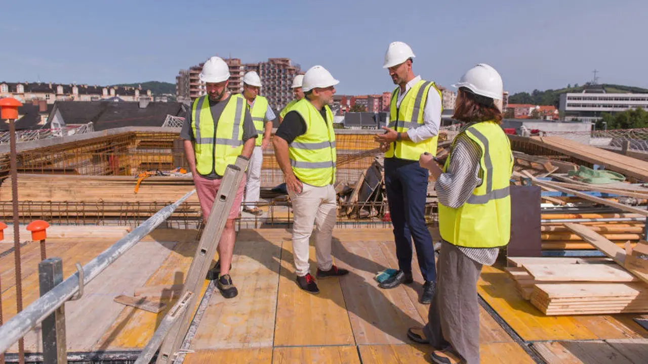 El alcalde, Javier L&oacute;pez Estrada, y la concejala Patricia Portilla visitan las obras de la Tecnoteca