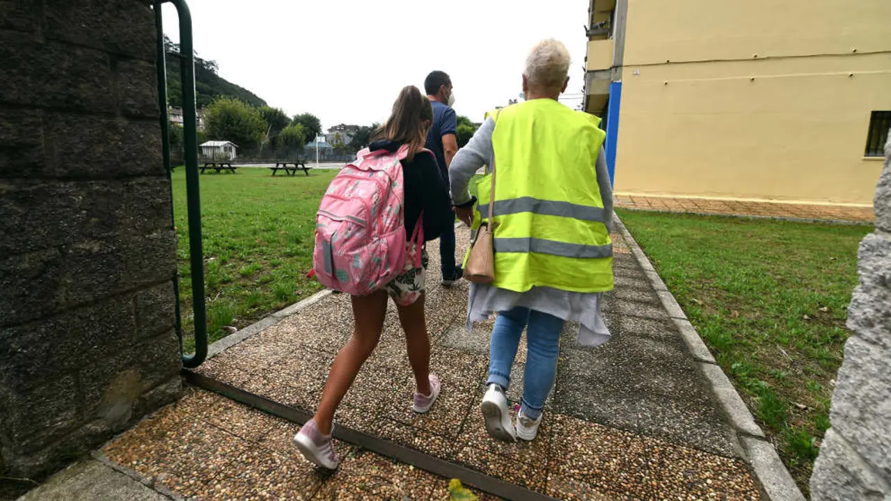 Varios alumnos acuden al CEIP. R.Mac&iacute;as Picavea | Foto de archivo