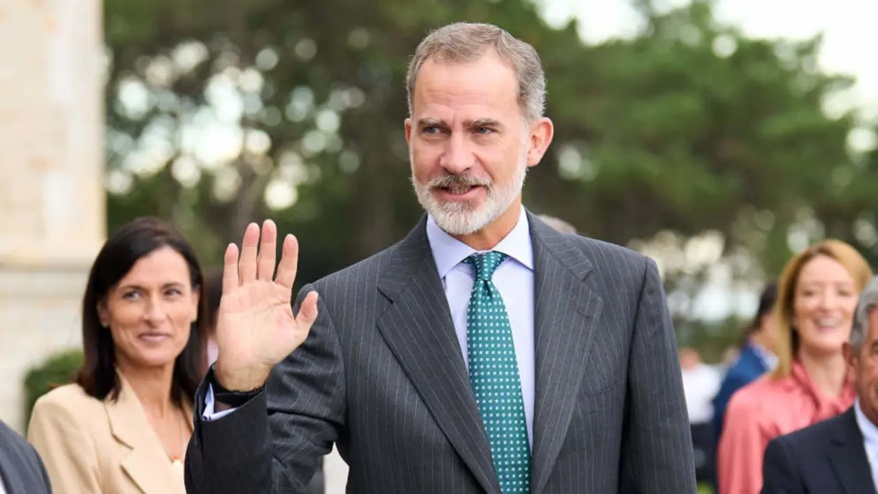  El Rey Felipe VI saluda a su llegada a un acto en Santander FOTO- Juan Manuel Serrano Arce