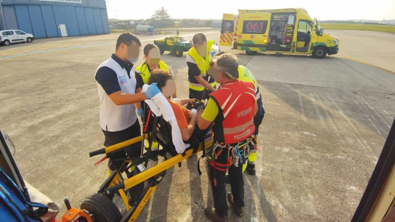 Traslado del ganadero herido tras ser embestido por una vaca en Rionansa